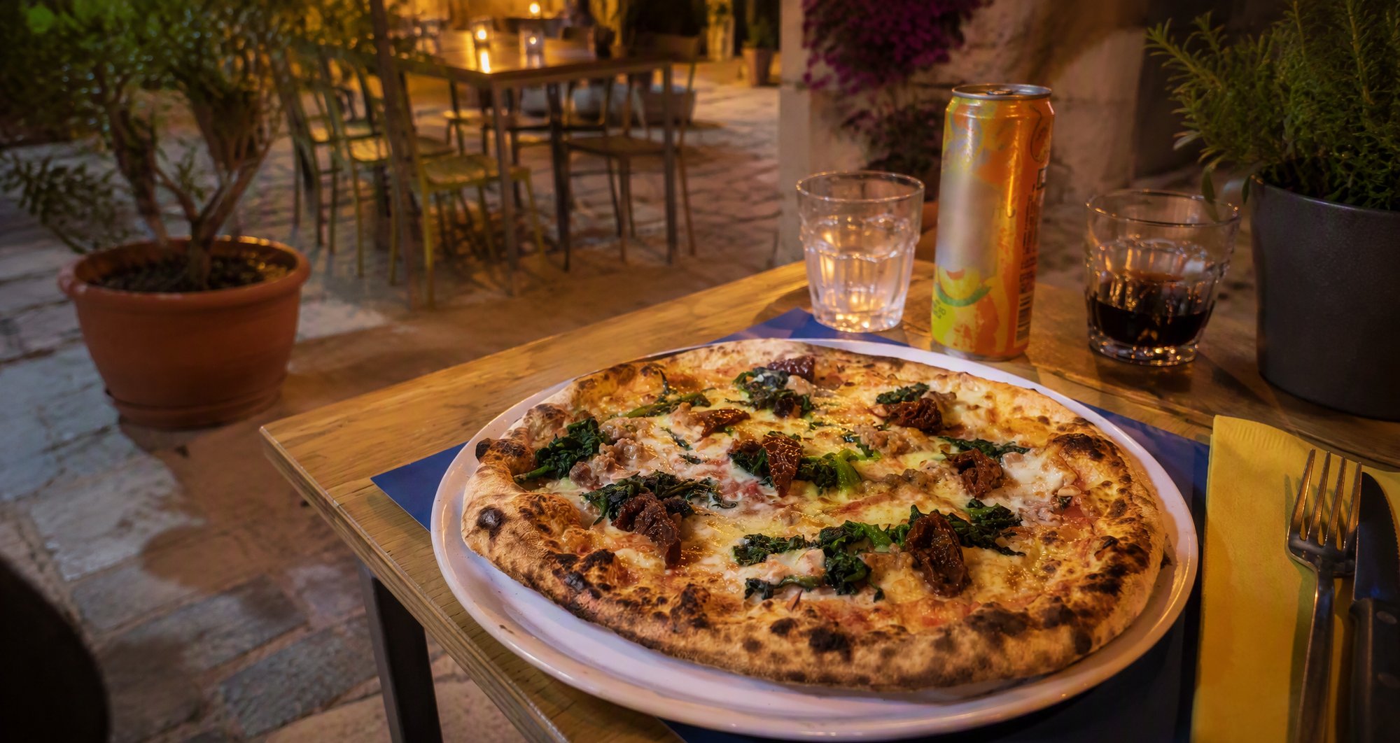 Pizza sulla terrazza al tramonto, nella via del centro di Castellammare del Golfo
